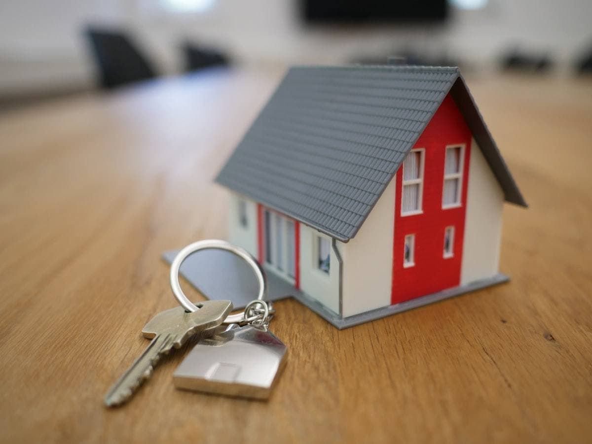 Agent and homeowner shaking hands on an agreement